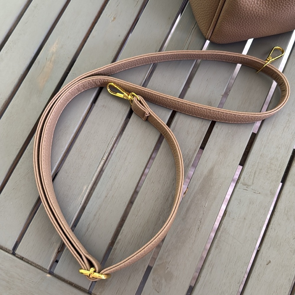 Elegant Tan Leather Handbag - Picture 4 of 8